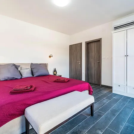 Awesome In With Jacuzzi Holiday home