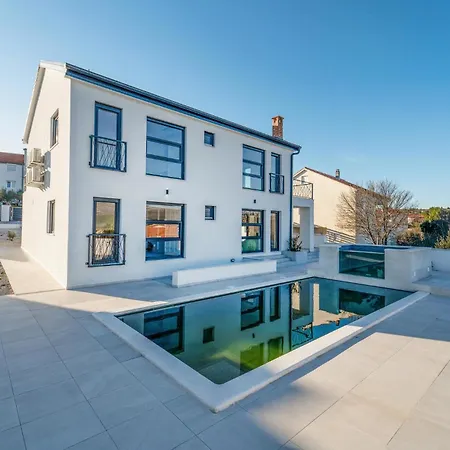Awesome In With Jacuzzi Pridraga