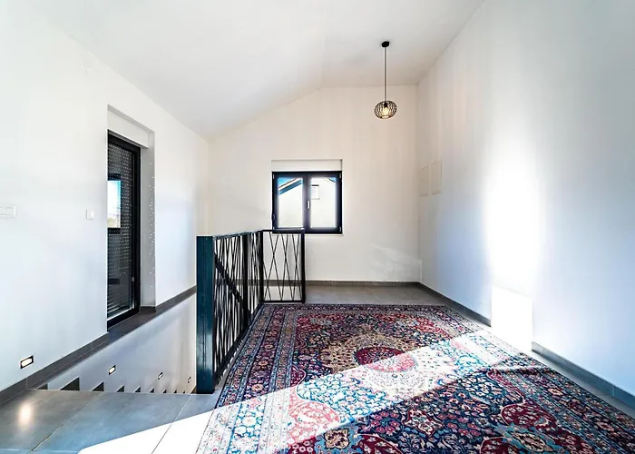 בית נופש Front In