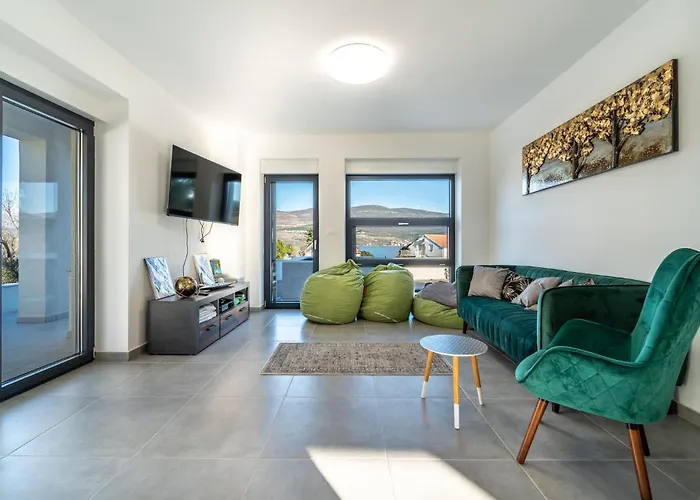 בית נופש Front In *